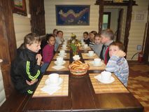 за столами в доме ремёсел